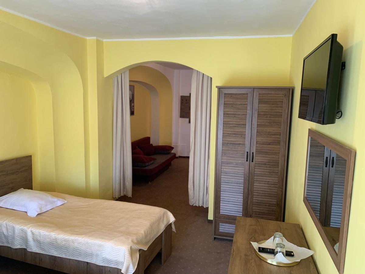 Hotel Rares Botoşani Exterior foto