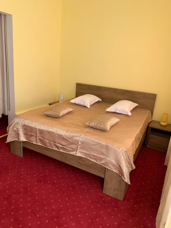 Hotel Rares Botoşani Exterior foto